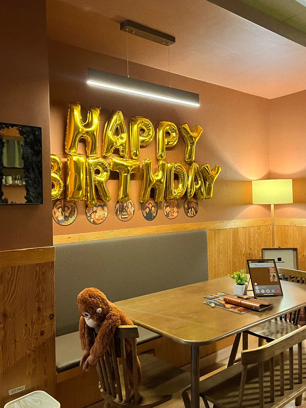 HAPPY BIRTHDAY 풍선이 걸린 다락방 식탁 코너