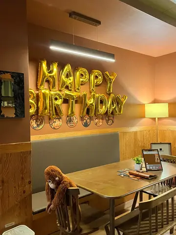 HAPPY BIRTHDAY 풍선이 걸린 다락방 식탁 코너